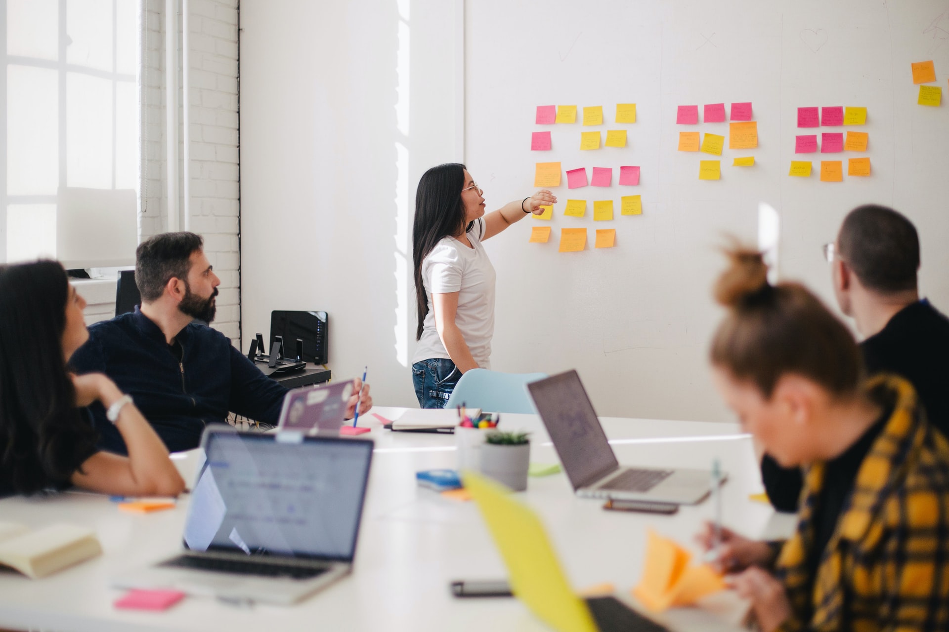 Reunião de trabalho estilo briefing no escritório