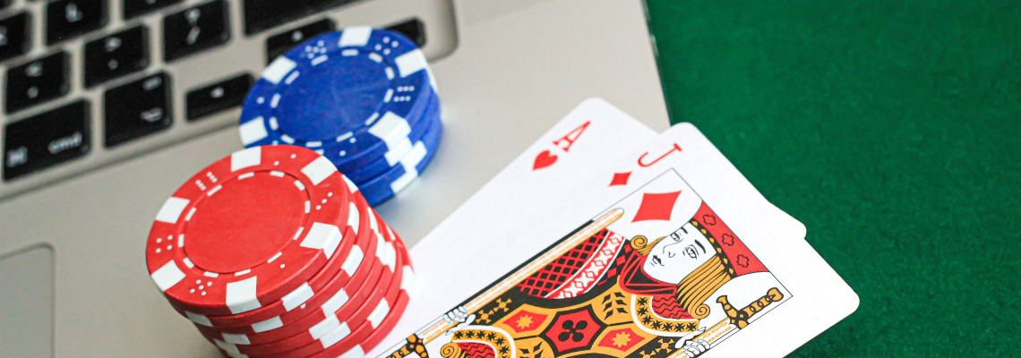 jogo de casino online com cartas de jogar, roleta e fichas de