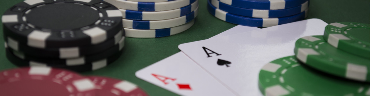 mesa de poker com fichas e cartas