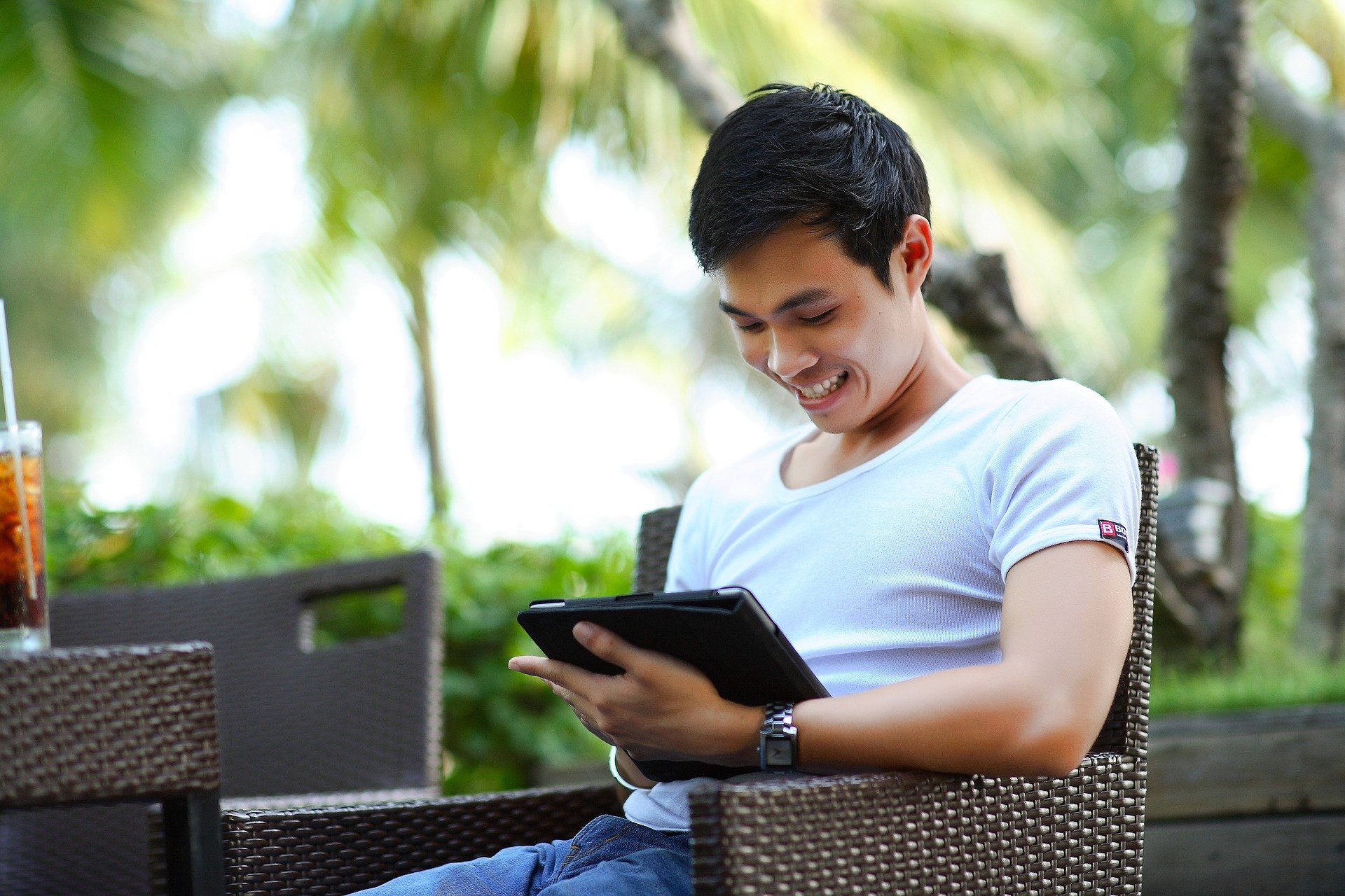 homem joga de forma descontraída no tablet