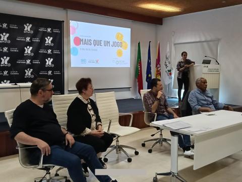 Sessão de sensibilização do projeto "Mais que um jogo" na EHT Coimbra Oradores da sessão de sensibilização do projeto "Mais que um jogo" na EHT Coimbra