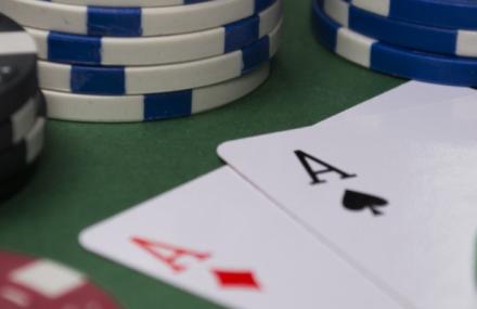 mesa de poker com fichas e cartas