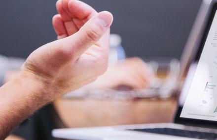 Estatísticas de jogo do primeiro trimestre de 2023 em Portugal Reunião de trabalho onde se vê alguém a explicar conteúdo no computador